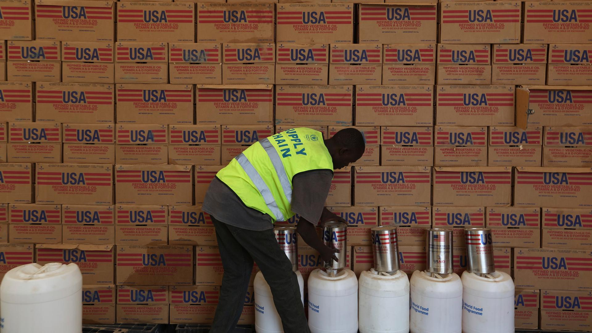 Von USAID bezahlte Lebensmittelhilfen in einem Flüchtlingslager in Kenia: Auf dem Foto ist eine Wand aus Kartons, auf denen jeweils USA steht. 