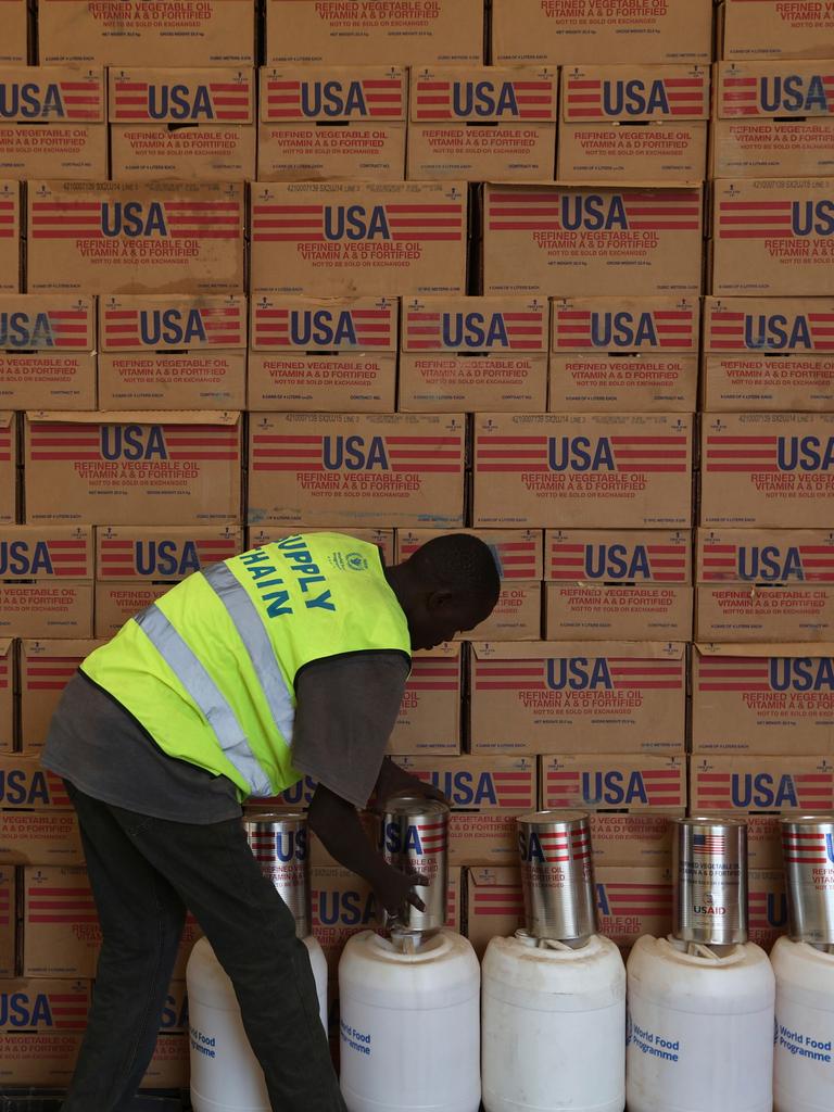 Von USAID bezahlte Lebensmittelhilfen in einem Flüchtlingslager in Kenia: Auf dem Foto ist eine Wand aus Kartons, auf denen jeweils USA steht. 