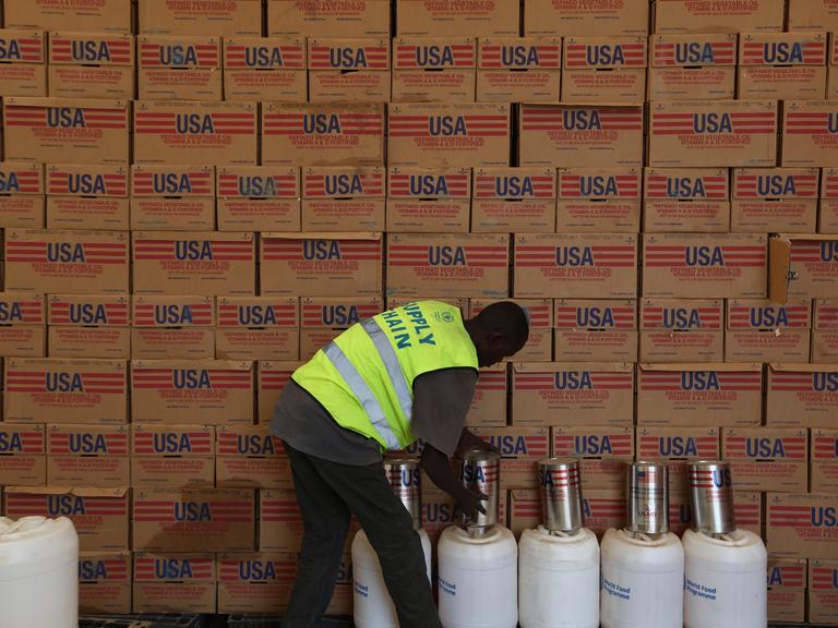 Von USAID bezahlte Lebensmittelhilfen in einem Flüchtlingslager in Kenia: Auf dem Foto ist eine Wand aus Kartons, auf denen jeweils USA steht. 