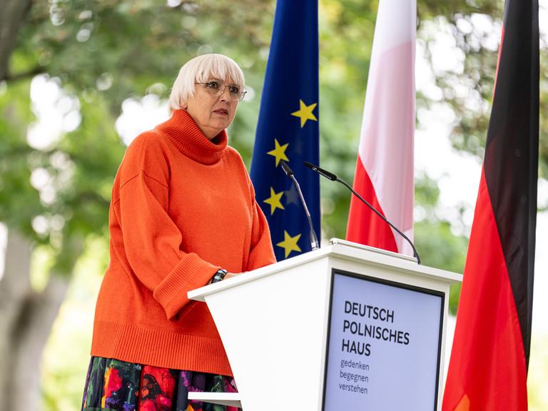 Kulturstaatsministerin Claudia Roth (Bündnis 90/Die Grünen) bei einer Rede zum Gedenken an den deutschen Überfall auf Polen 1939.