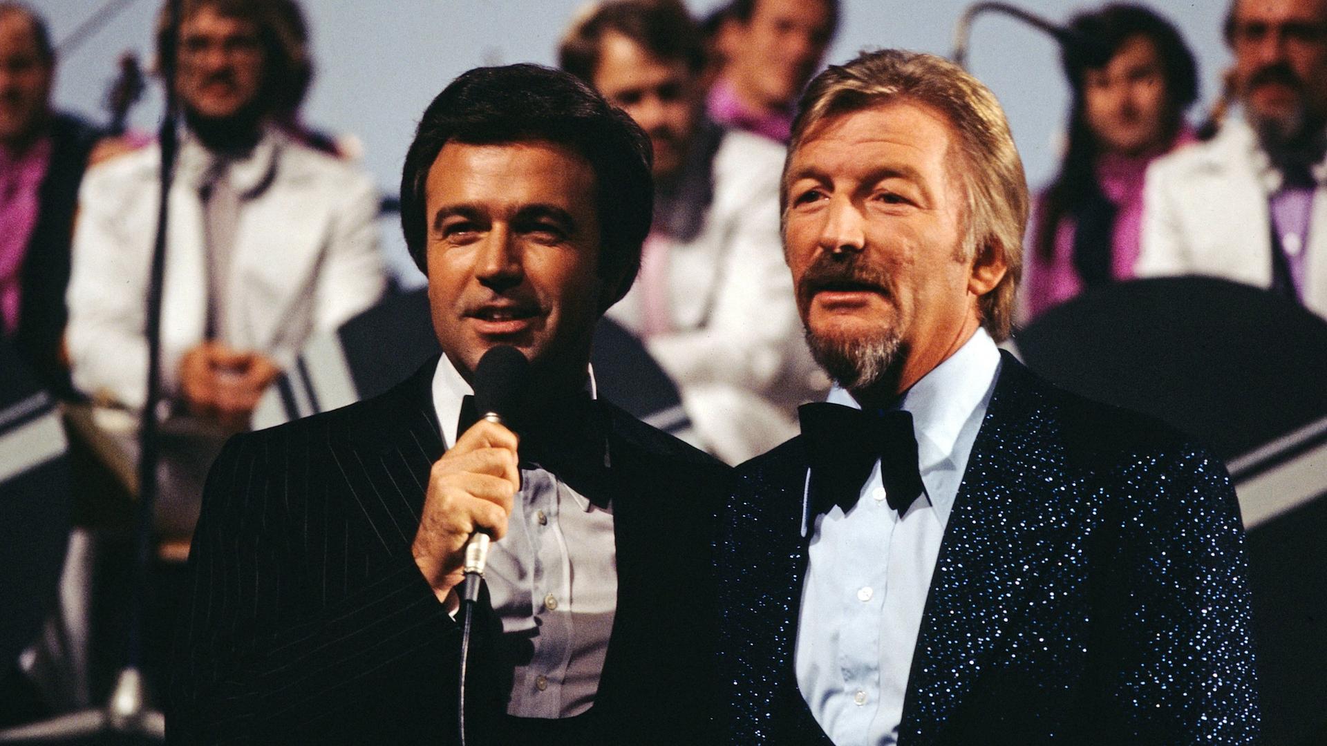 Moderator Rainer Holbe (links mit Mikrofon) präsentiert die ZDF Musiksendung "Starparade" mit James Last und seinem Orchester an seiner Seite Moderator Rainer Holbe (links mit Mikrofon) präsentiert die ZDF Musiksendung "Starparade" mit James Last und seinem Orchester an seiner Seite