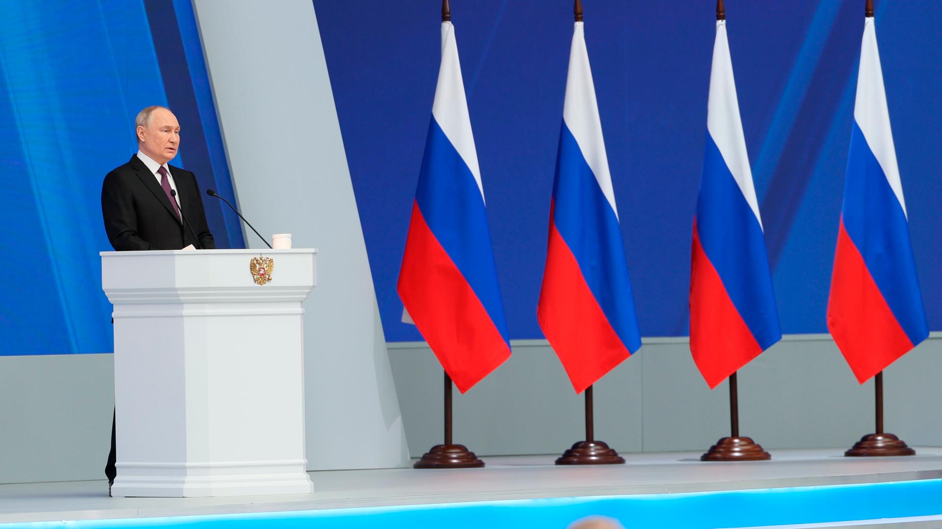 Auf diesem von der staatlichen russischen Nachrichtenagentur Sputnik via AP veröffentlichte Foto hält Wladimir Putin, Präsident von Russland, seine Rede zur Lage der Nation in Moskau.