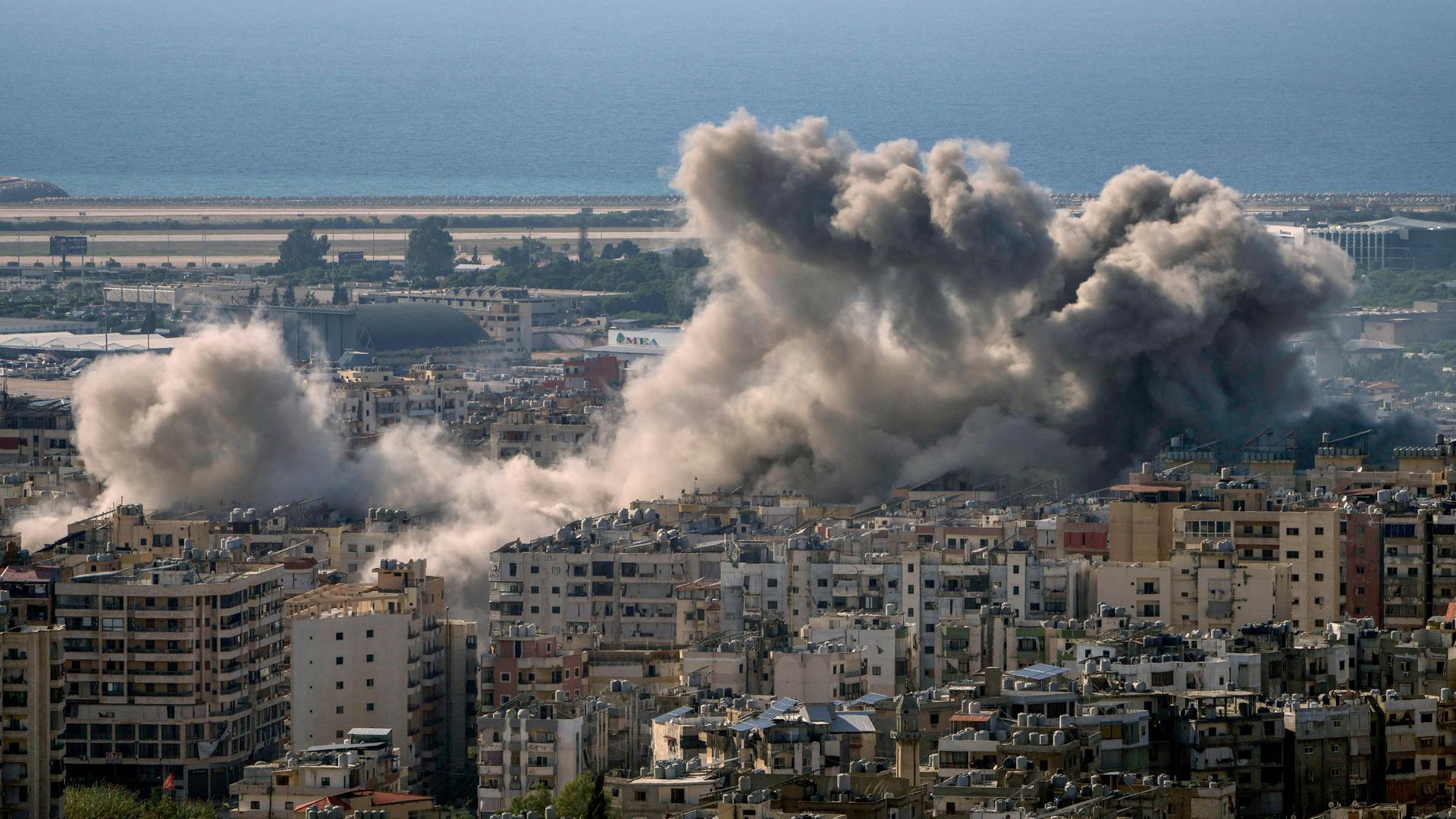 Rauch steigt über Häusern in der Stadt Dahiyeh, einem Vorort von Beirut, auf. Rauch steigt über Häusern in der Stadt Dahiyeh, einem Vorort von Beirut, auf.