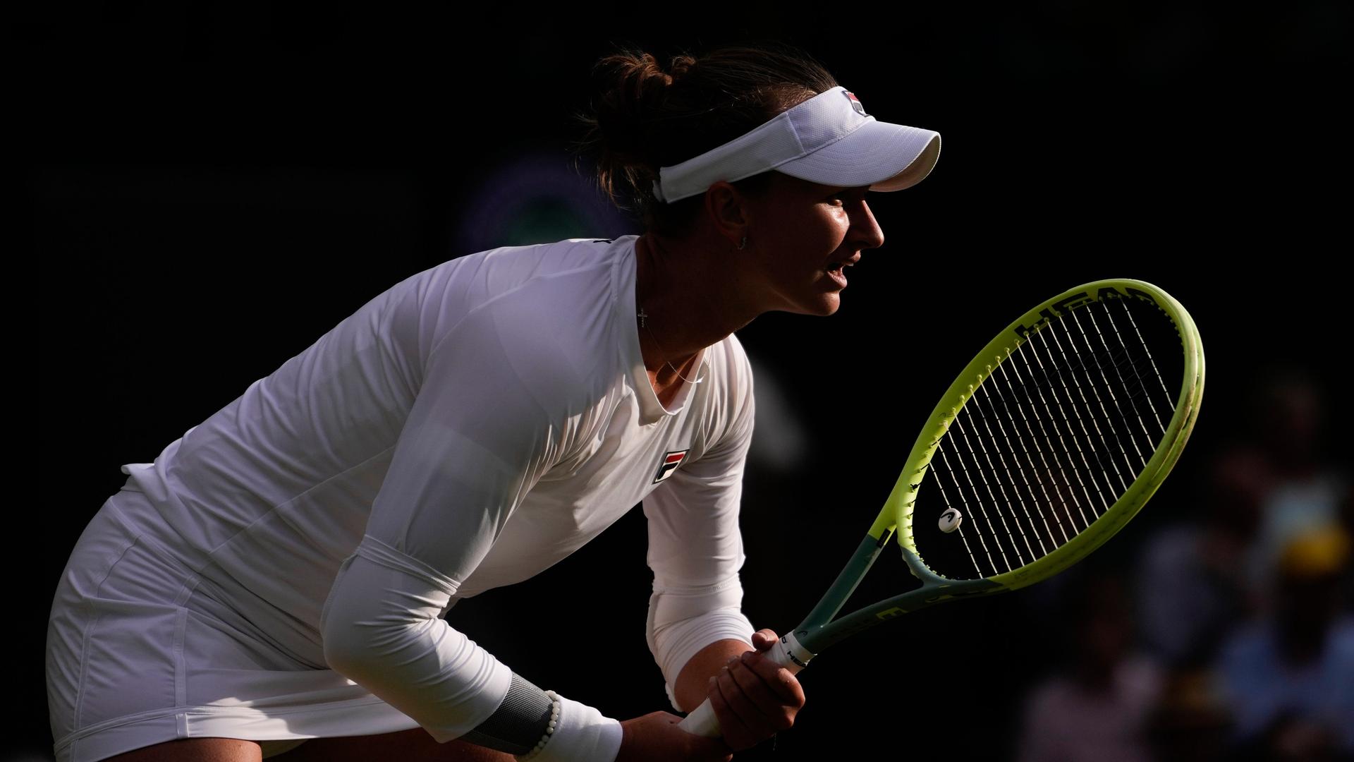 Tennisspielerin Barbora Krejcikova hält den Schläger in der Hand und wartet auf den Ball.