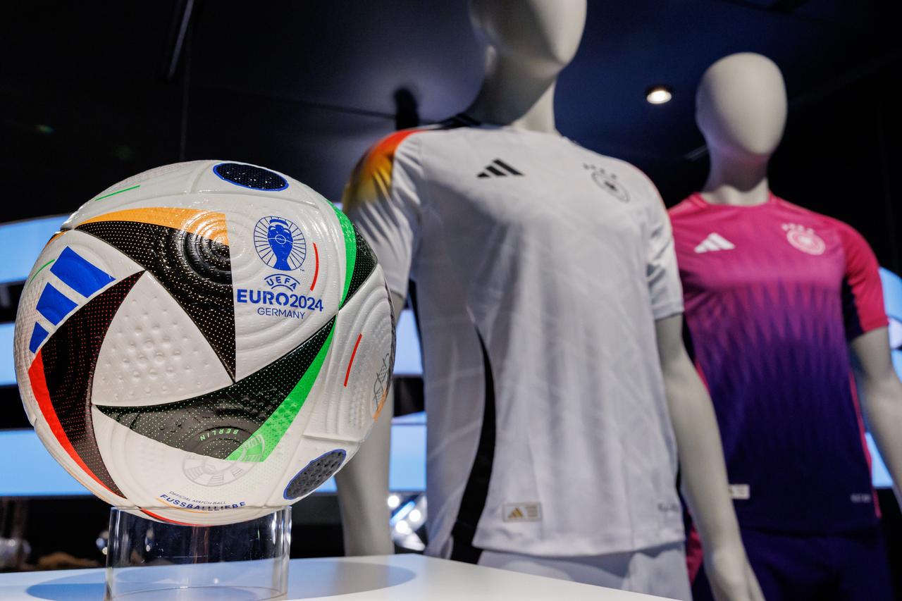Die offiziellen Trikots der deutschen Fußball-Nationalmannschaft für die kommende Fußball-Europameisterschaft 2024 (UEFA EURO 2024) und der offizielle Spielball sind am Sitz des Sportartikelherstellers adidas AG zu sehen.