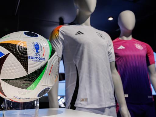 Die offiziellen Trikots der deutschen Fußball-Nationalmannschaft für die kommende Fußball-Europameisterschaft 2024 (UEFA EURO 2024) und der offizielle Spielball sind am Sitz des Sportartikelherstellers adidas AG zu sehen.