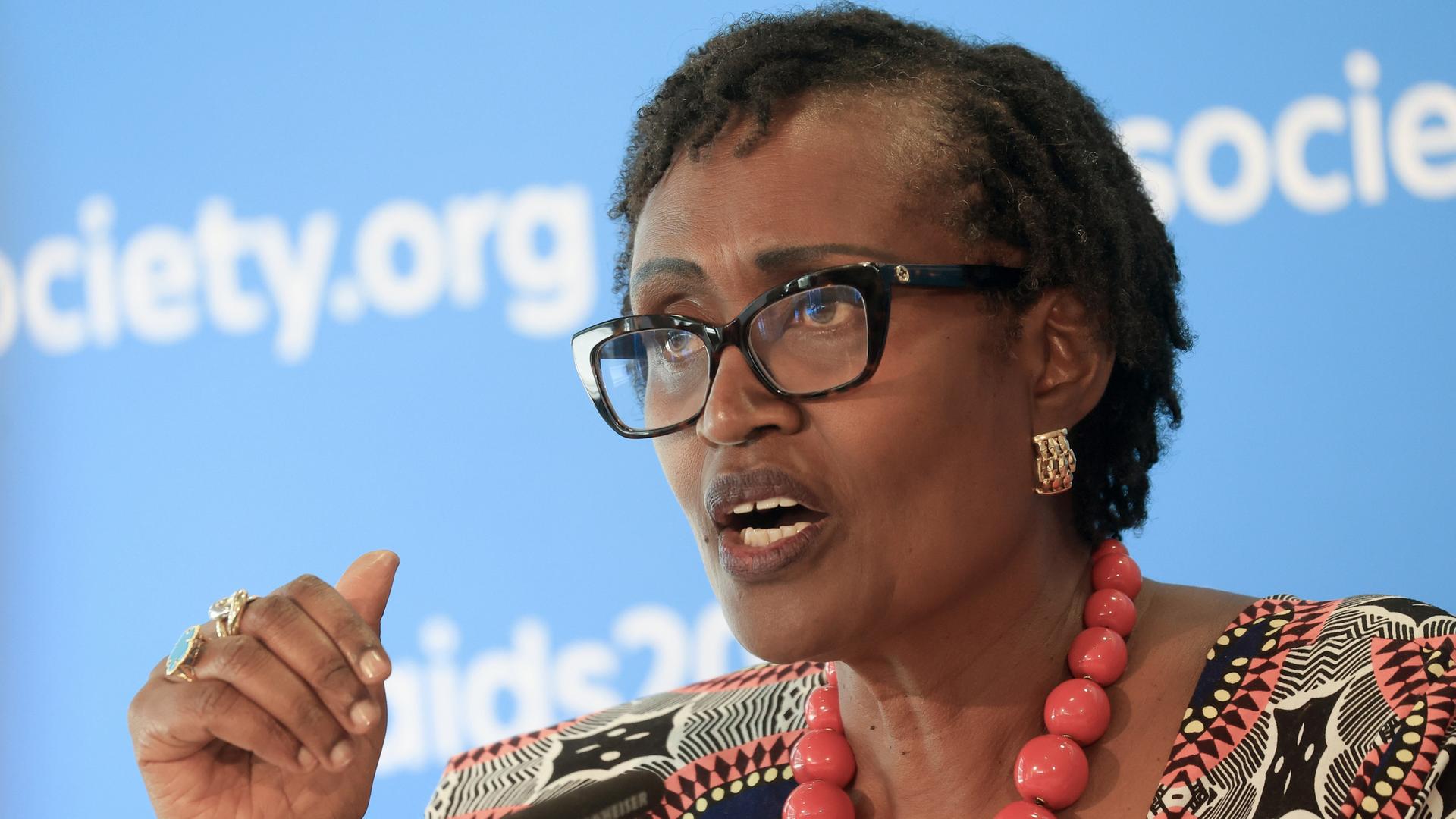 Winnie Byanyima aus Uganda, sitzt bei der 25. Welt-Aids-Konferenz im Juli bei einer Pressekonferenz.