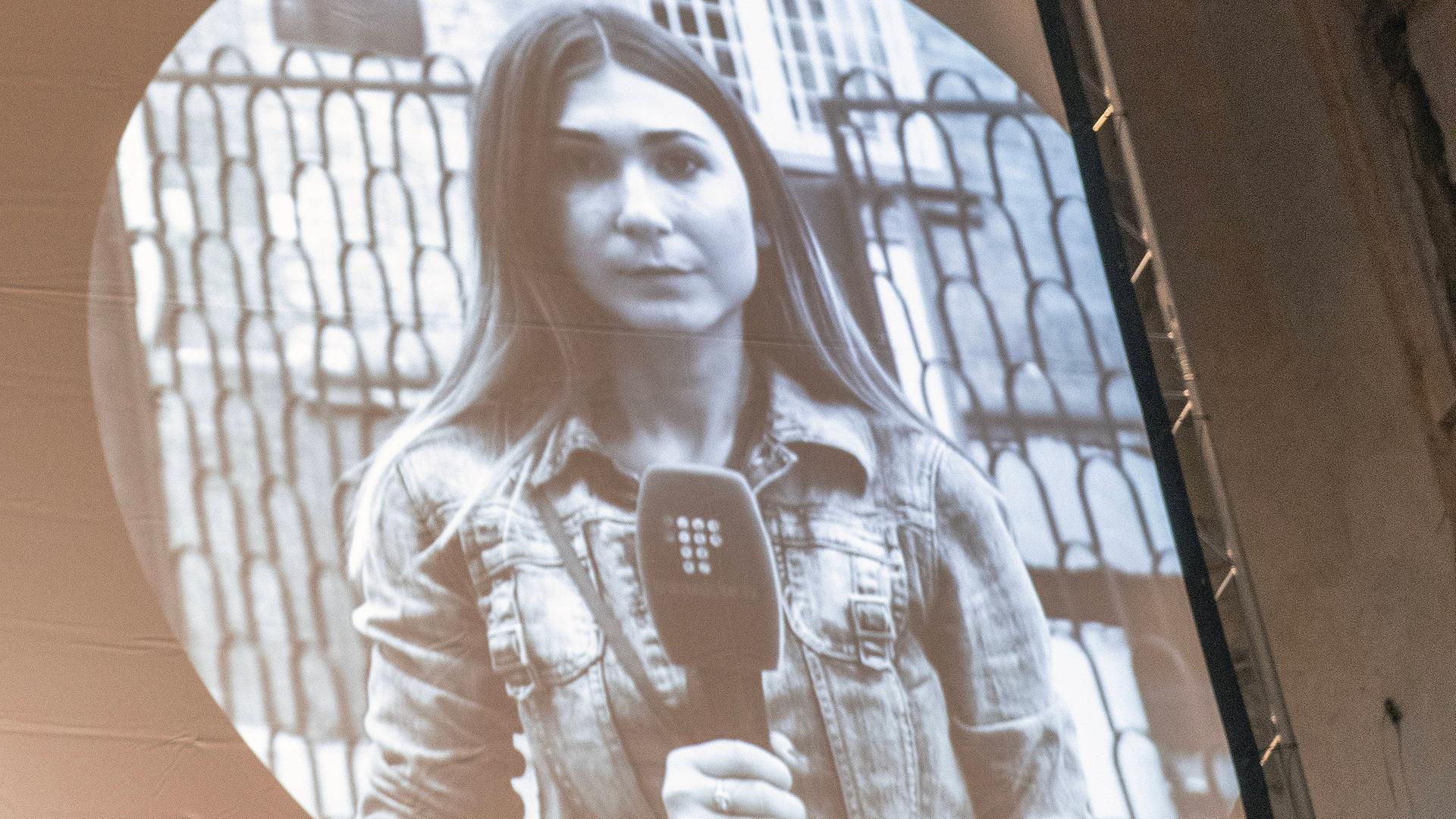 Ein Porträt von Wiktorija Roschtschyna auf einem Banner während des Filmfestivals. 