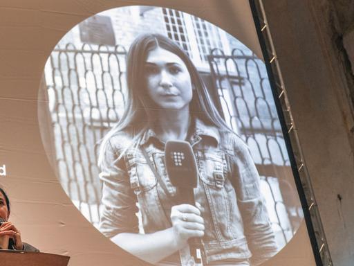 Ein Porträt von Wiktorija Roschtschyna auf einem Banner während des Filmfestivals. 