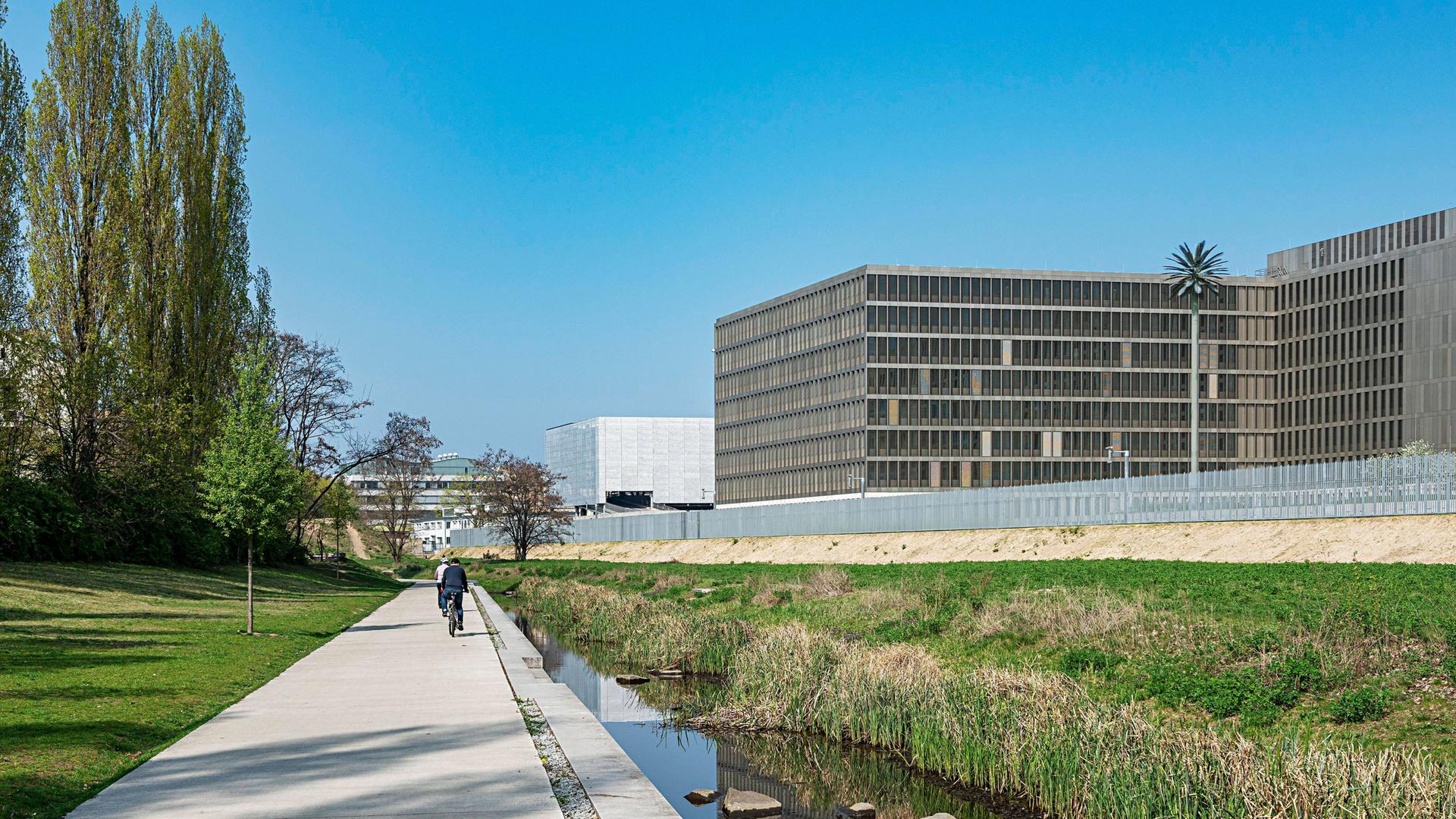 Die Bundesnachrichtendienst-Zentrale, BND, in der Chausseestraße in Berlin. Die Bundesnachrichtendienst-Zentrale, BND, in der Chausseestraße in Berlin.