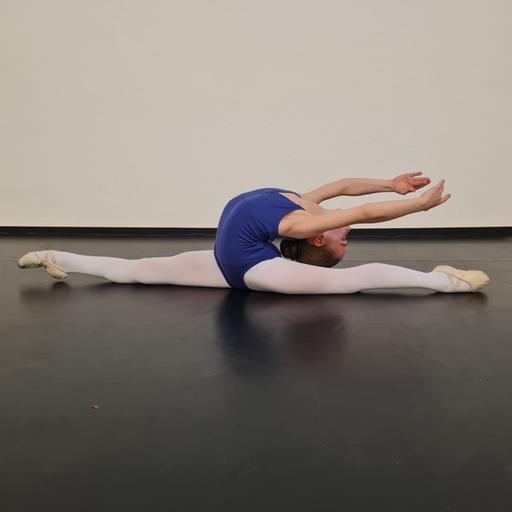 Ein Mädchen bei Ballettübungen im Studio, sie macht einen Spagat