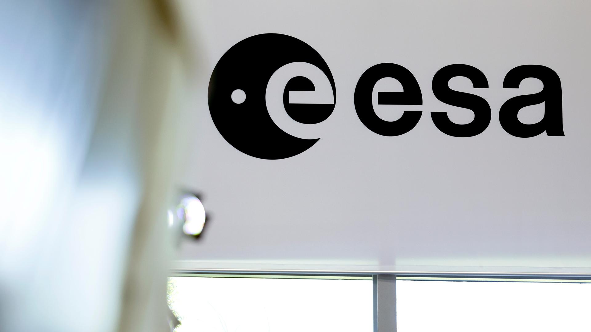 Das Logo der Europäische Weltraumorganisation (ESA) auf der ersten SpaceTech.NRW Raumfahrtkonferenz im Deutschen Zentrum für Luft- und Raumfahrt. Das Logo der Europäische Weltraumorganisation (ESA) auf der ersten SpaceTech.NRW Raumfahrtkonferenz im Deutschen Zentrum für Luft- und Raumfahrt.