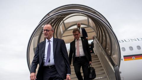 Bundeskanzler Friedrich Merz (CDU, l) steigt am Flughafen in London vor Johann Wadephul (CDU), Außenminister, aus einem Flugzeug der Flugbereitschaft. 