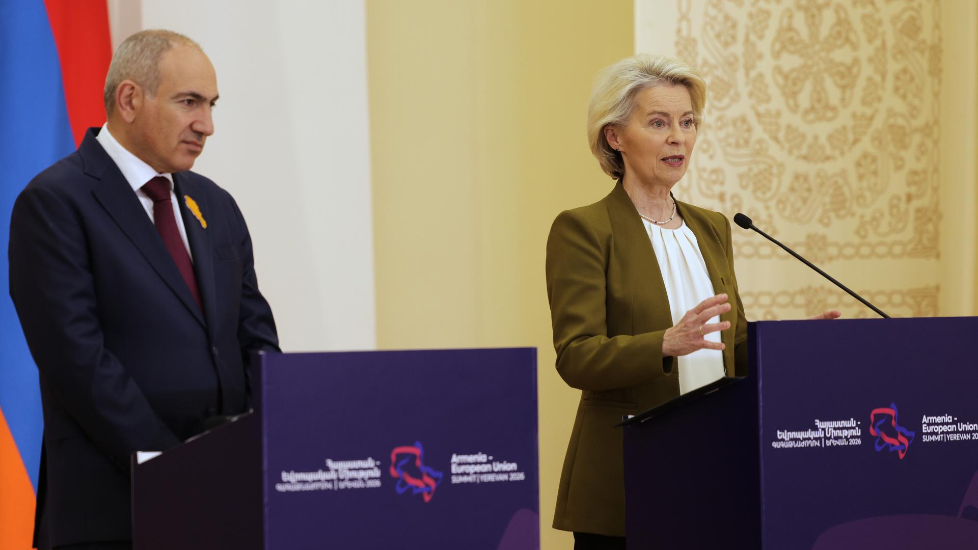 Armeniens Premierminister Nikol Paschinjan (links) und EU-Kommissionspräsidentin Ursula von der Leyen stehen nebeneinander an Rednerpulten.