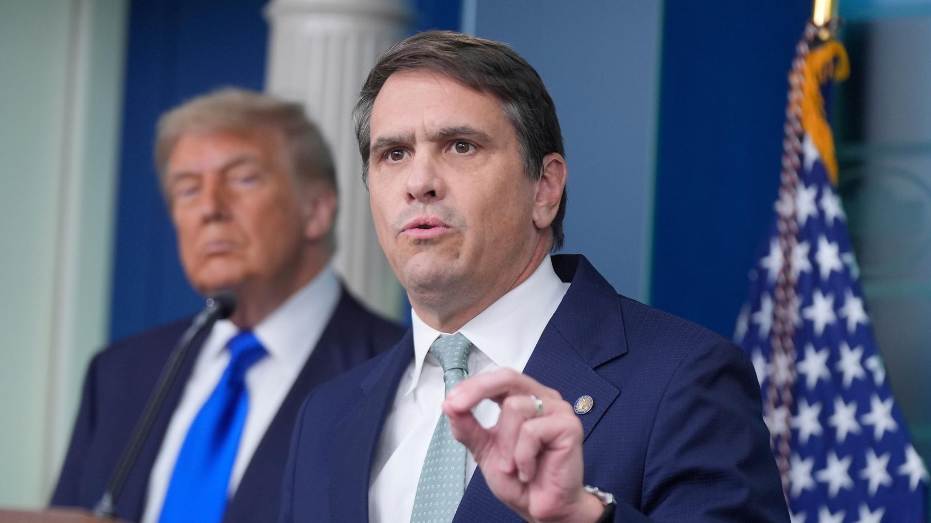 Der - 2025 noch stellvertretende - Justizminister Todd Blanche spricht im Besprechungsraum des Weißen Hauses in Washington zu den Medien, während Präsident Donald Trump zusieht. Der - 2025 noch stellvertretende - Justizminister Todd Blanche spricht im Besprechungsraum des Weißen Hauses in Washington zu den Medien, während Präsident Donald Trump zusieht.