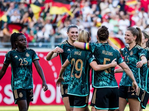 Die deutsche Frauen-Fußball-Nationalmannschaft bejubelt ein Tor durch Janina Minge im Länderspiel gegen Vietnam. 