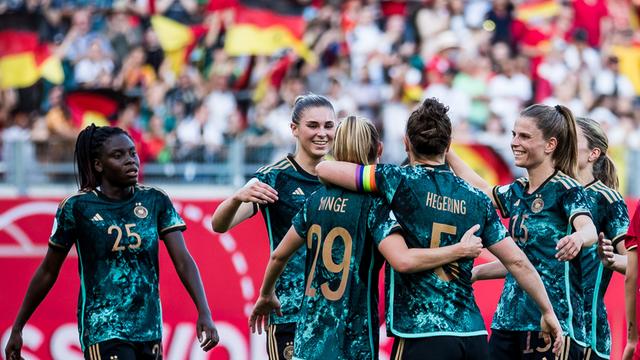 Die deutsche Frauen-Fußball-Nationalmannschaft bejubelt ein Tor durch Janina Minge im Länderspiel gegen Vietnam. 