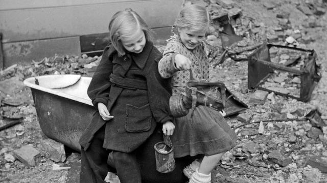 Kinder spielen in den Trümmern der zerbombten Innenstadt von Berlin, Deutschland 1947.