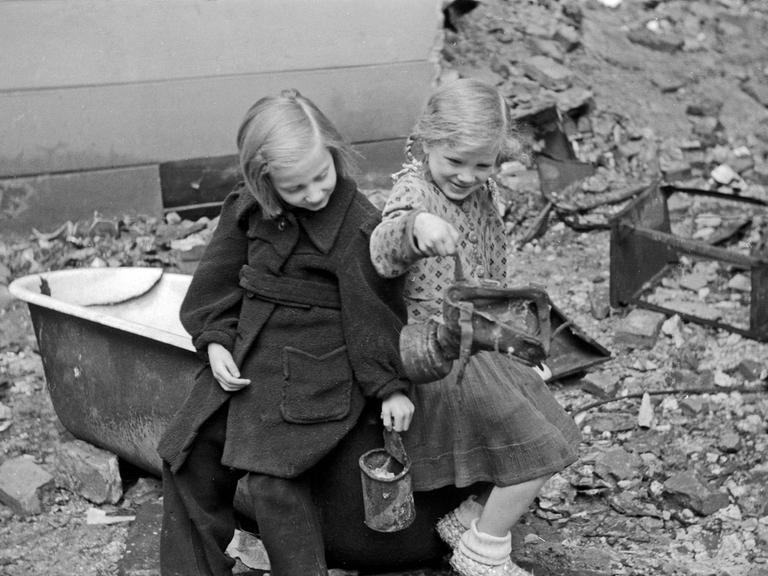 Kinder spielen in den Trümmern der zerbombten Innenstadt von Berlin, Deutschland 1947.