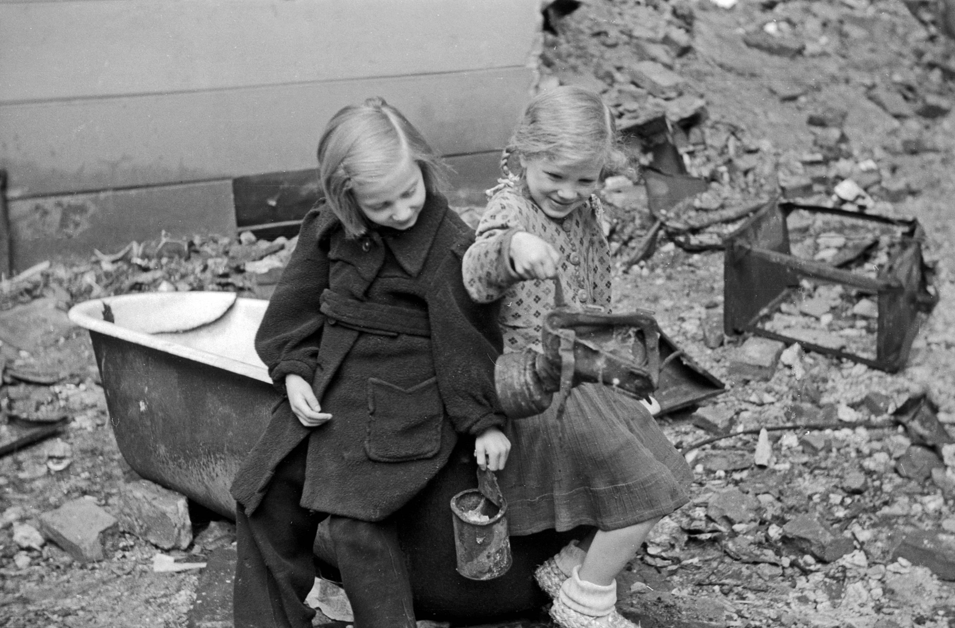Kinder spielen in den Trümmern der zerbombten Innenstadt von Berlin, Deutschland 1947.