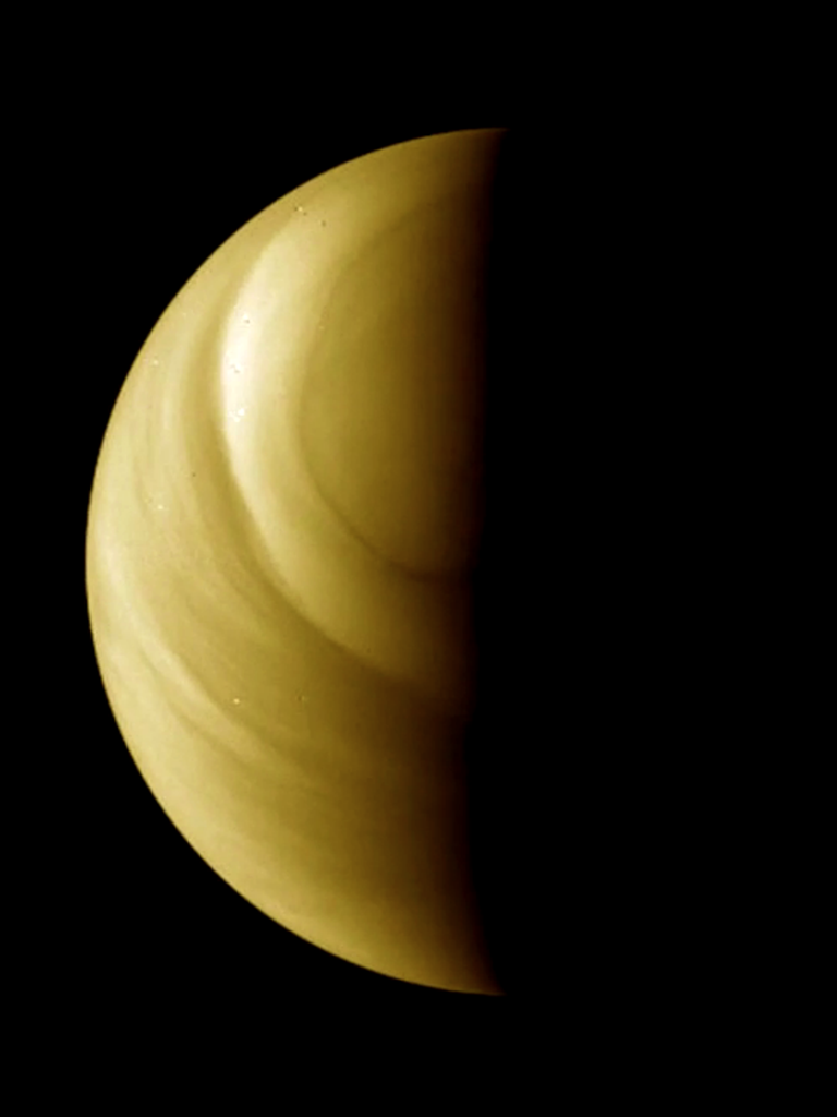 Unser Nachbarplanet Venus strahlt derzeit unübersehbar am Abendhimmel – einen Mond, der uns gefährlich werden könnte, hat er nicht. 

