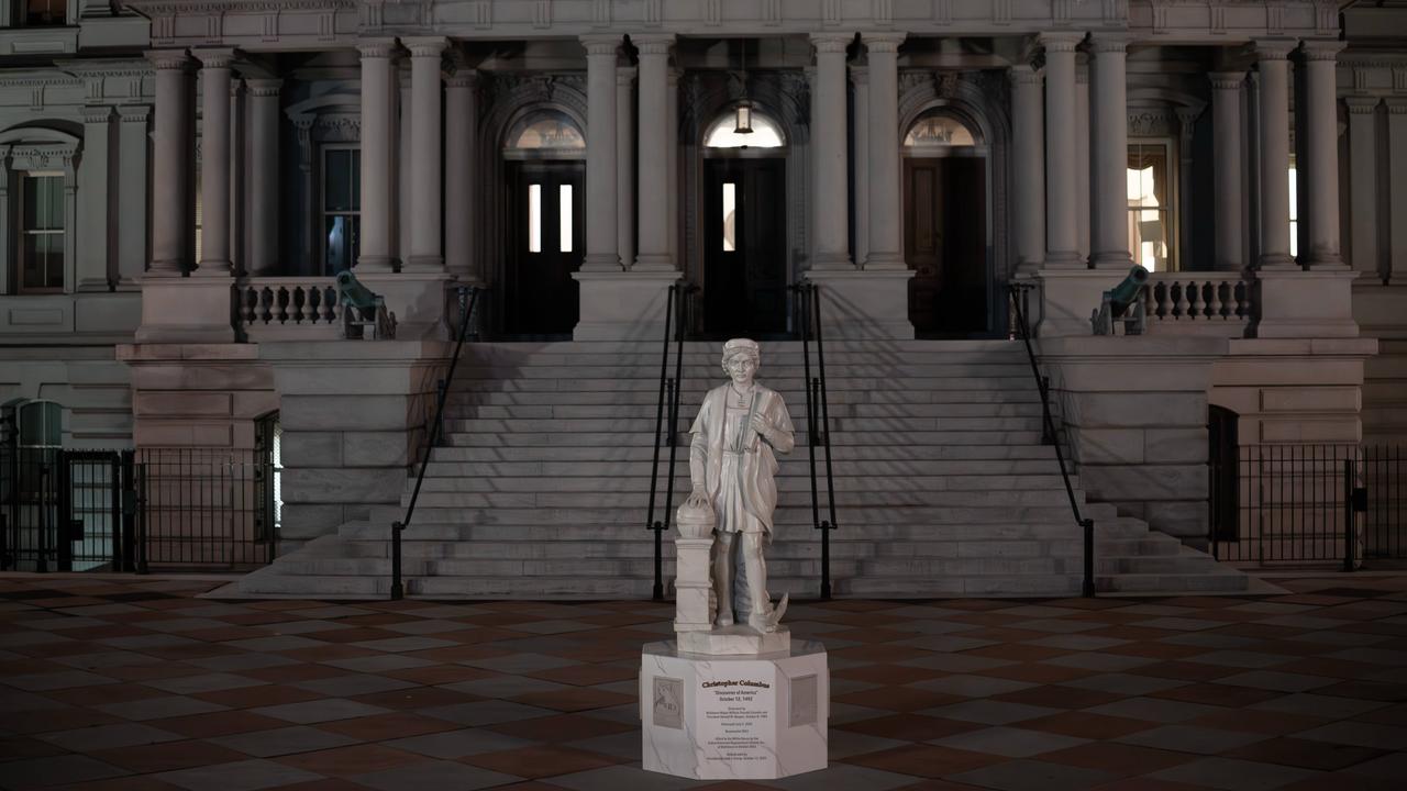 Eine Statue vor einem Gebäude.