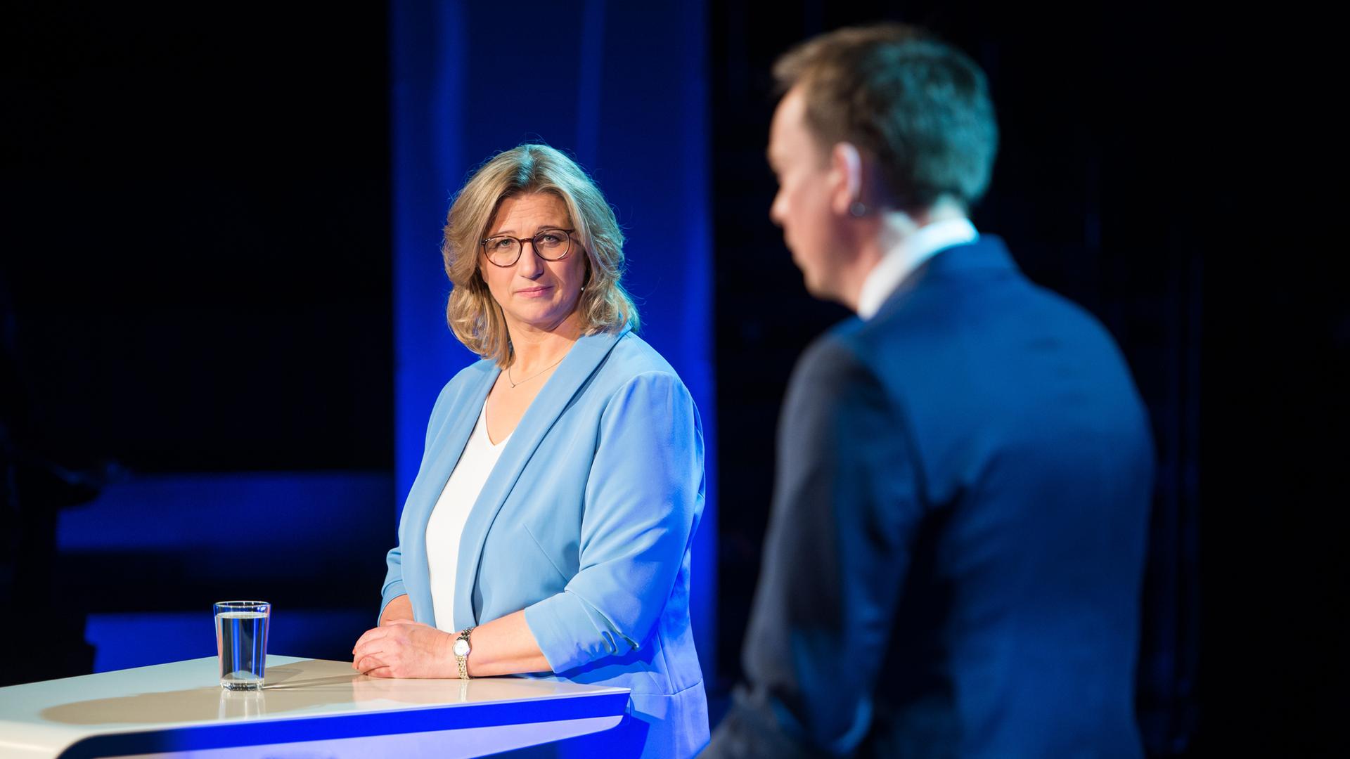 Anke Rehlinger (SPD), Ministerin für Wirtschaft, Arbeit, Energie und Verkehr und stellvertretende Ministerpräsidentin, und Ministerpräsident Tobias Hans (CDU) stehen beim TV-Duell im Studio des Saarländischen Rundfunks. Anke Rehlinger (SPD), Ministerin für Wirtschaft, Arbeit, Energie und Verkehr und stellvertretende Ministerpräsidentin, und Ministerpräsident Tobias Hans (CDU) stehen beim TV-Duell im Studio des Saarländischen Rundfunks.