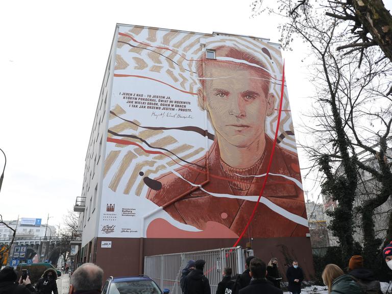 Ein Wandbild an einem Gebäude in Warschau zeigt den polnischen Dichter Krzysztof Kamil Baczynski.