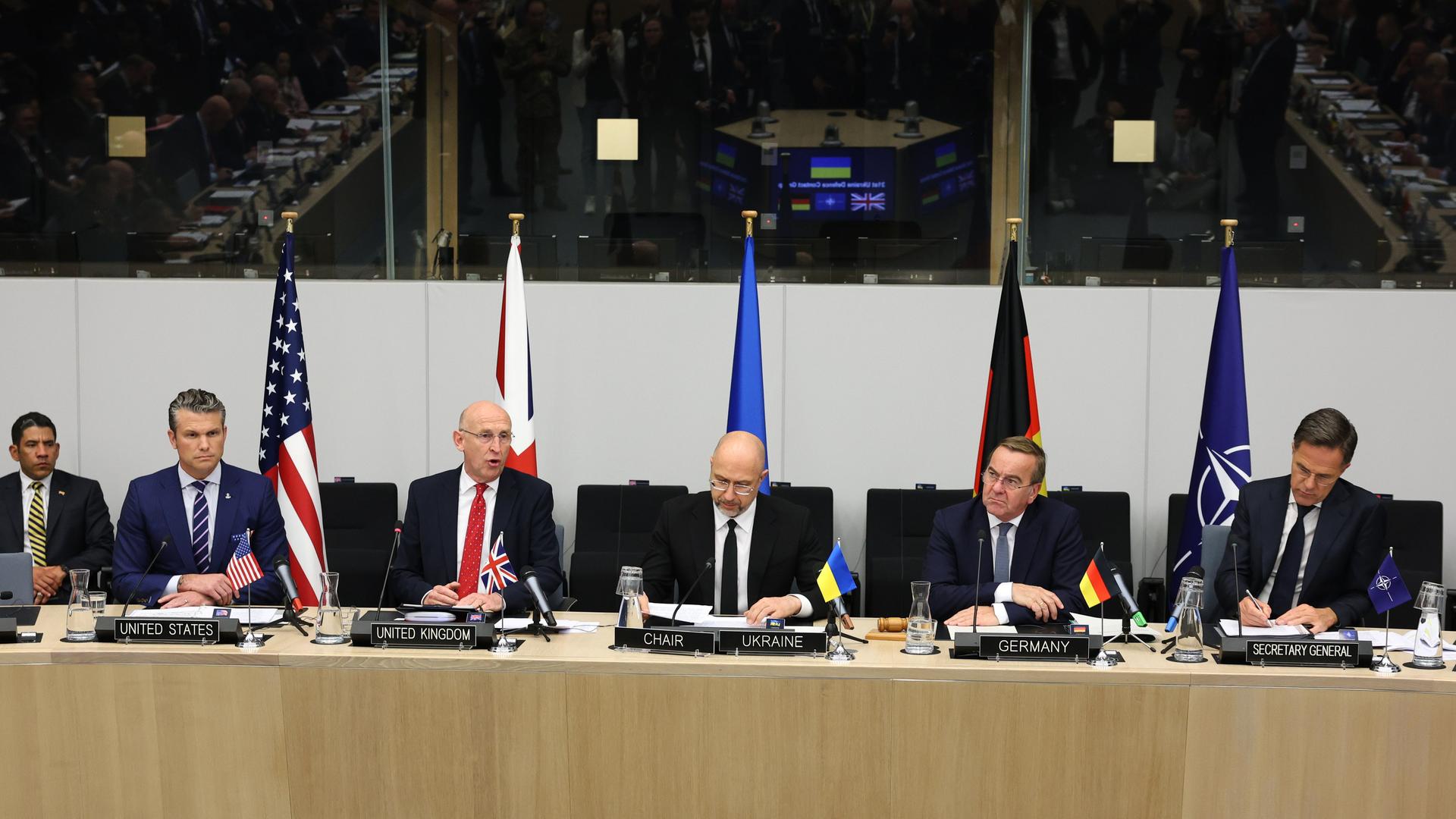 Pete Hegseth (l-r), John Healey, Denys Schmyhal, Boris Pistorius (SPD) und Nato-Generalsekretär Mark Rutte sprechen bei einer Sitzung der Ukraine-Verteidigungskontaktgruppe im Nato-Hauptquartier.