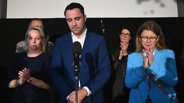 Daniel Peters, Spitzen-Kandidat von der CDU in Mecklenburg-Vorpommern, steht bei der Wahl-Party auf der Bühne neben anderen Menschen. Alle machen traurige Gesichter.