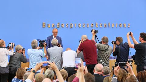 Sommerpressekonferenz im Haus der Bundespressekonferenz: Bundeskanzler Friedrich Merz (CDU) steht vor Fotografen.