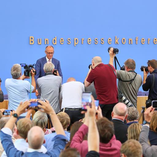 Sommerpressekonferenz im Haus der Bundespressekonferenz: Bundeskanzler Friedrich Merz (CDU) steht vor Fotografen.