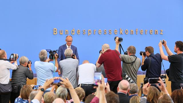 Sommerpressekonferenz im Haus der Bundespressekonferenz: Bundeskanzler Friedrich Merz (CDU) steht vor Fotografen.