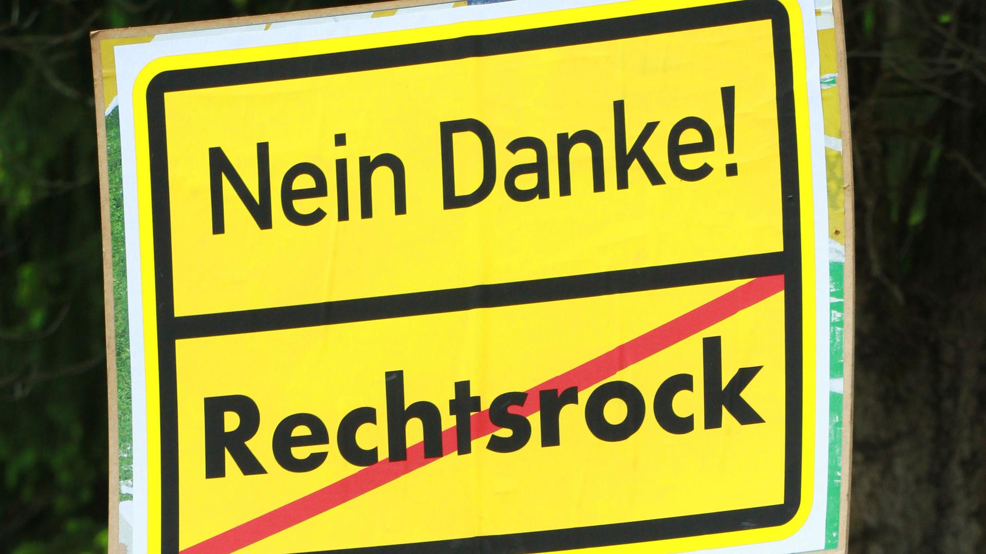 Ein selbstgemachtes Schild mit der Aufschrift "Nein Danke Rechtsrock".