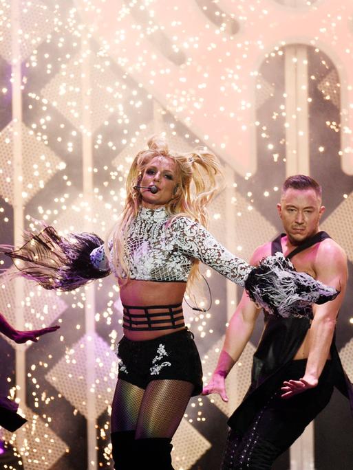 Britney Spears steht bei einem Auftritt im Jahr 2016 mit Tänzerinnen und Tänzern auf der Bühne.
