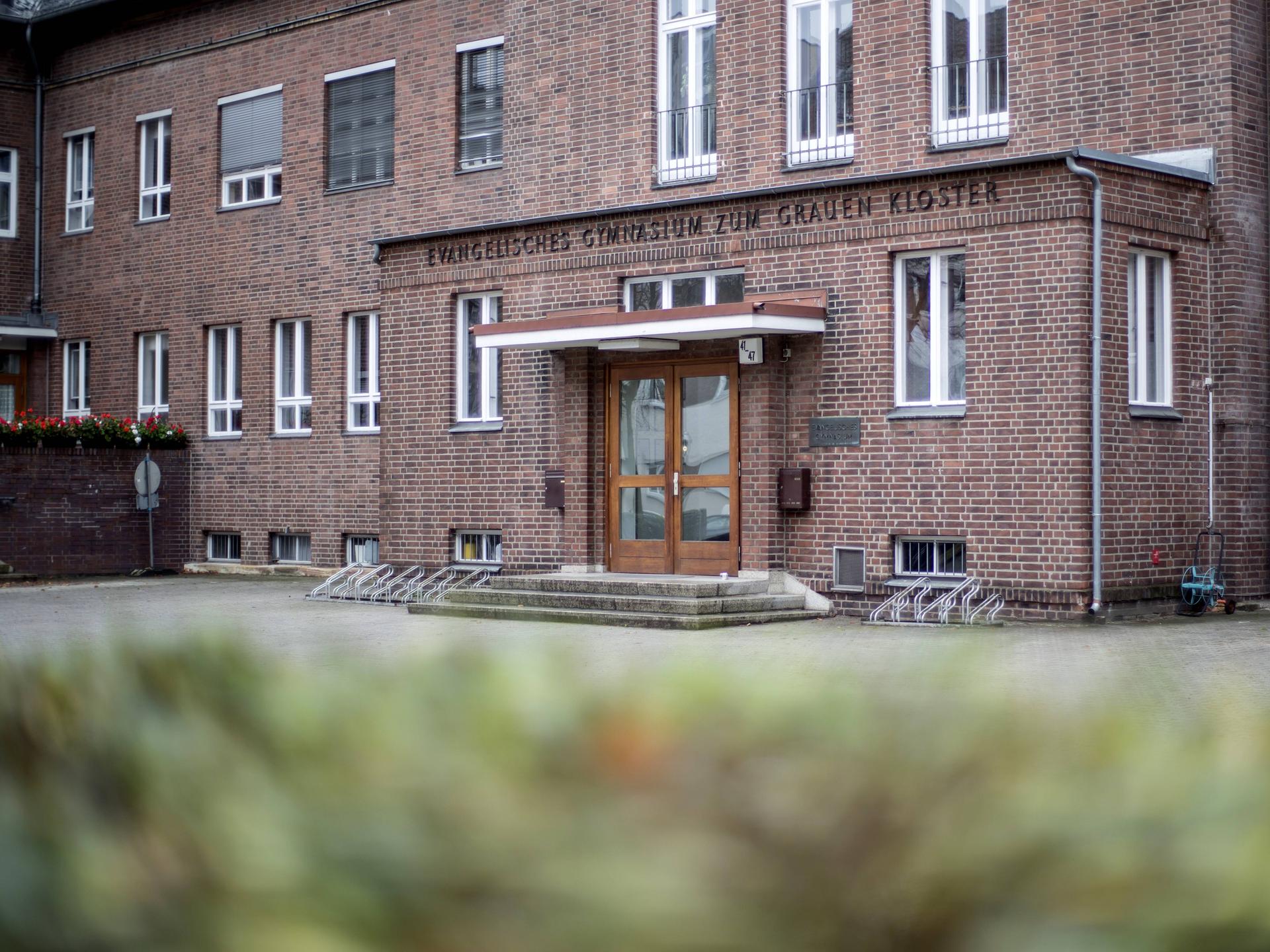 Außenansicht vom Backsteingebäude der Schule