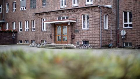 Außenansicht vom Backsteingebäude der Schule