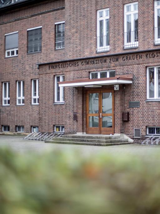 Außenansicht vom Backsteingebäude der Schule