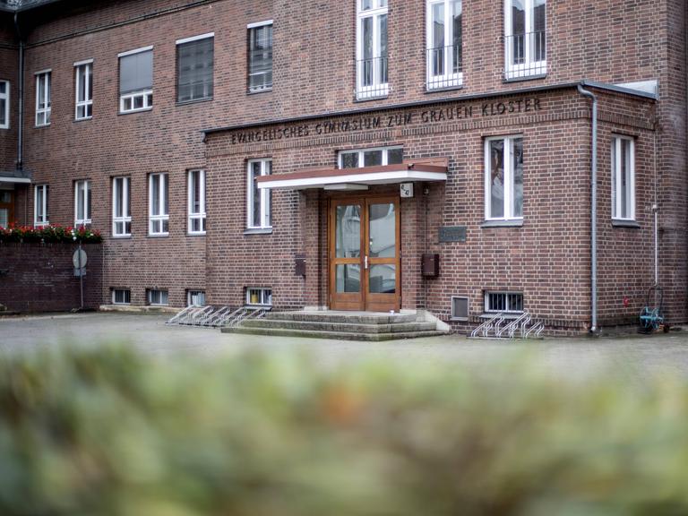 Außenansicht vom Backsteingebäude der Schule