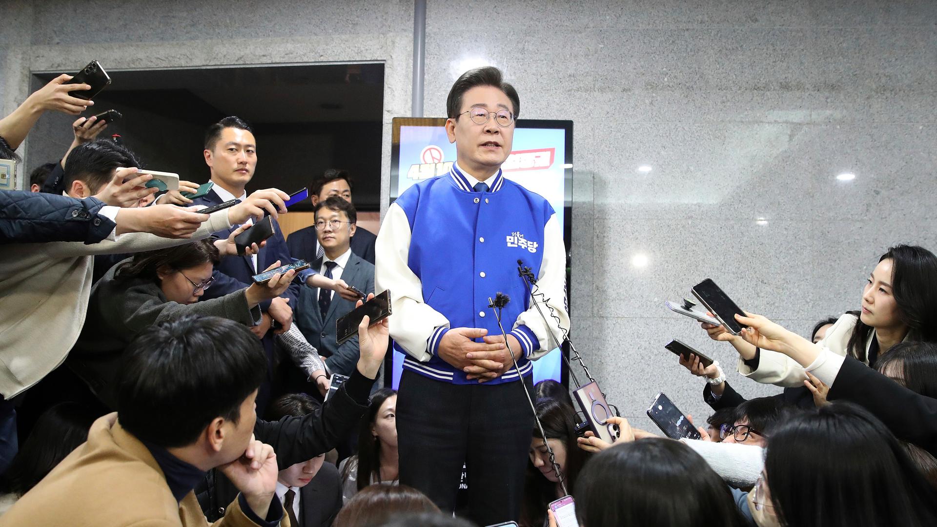 Seoul: Lee Jae-myung, Oppositionsführer der Demokratischen Partei, spricht zu Reportern, nachdem er die TV-Ãbertragung der Wahlergebnisse der Parlamentswahlen in der Nationalversammlung verfolgt hat.