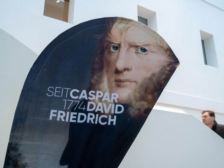 Ein Porträtbild des Malers Caspar David Friedrich als Werbeaufsteller steht im Landesmuseum Greifswald.