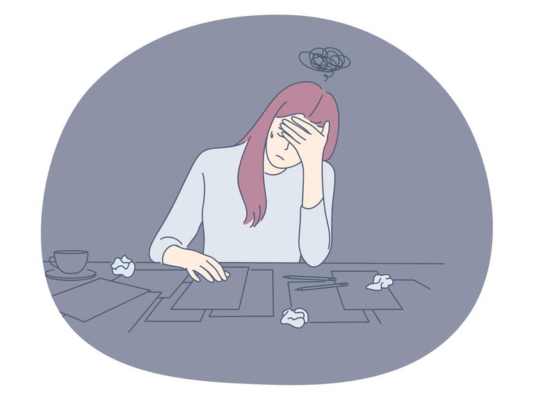 Eine Grafik: Eine Frau sitzt an einem Tisch. Vor ihr sind Papiere ausgebreitet, außerdem liegen Stifte vor ihr. Sie greift sich an den Kopf und wirkt missmutig.