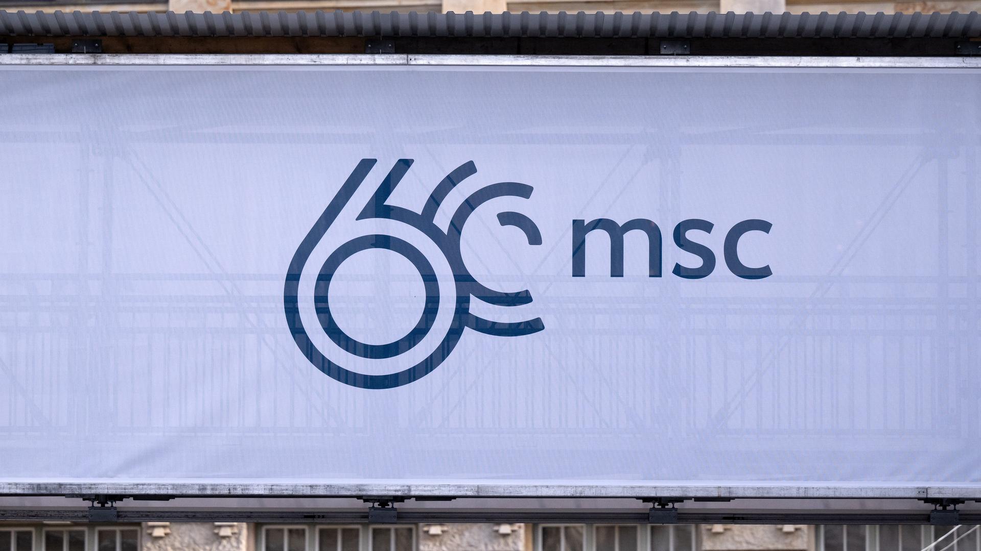 Das Logo der Sicherheitskonferenz ist in der Nähe des Hotels Bayerischer Hof zu sehen. Die 60. Münchner Sicherheitskonferenz (MSC) findet vom 16. bis zum 18. Februar 2024 im Hotel Bayerischer Hof in München statt.
