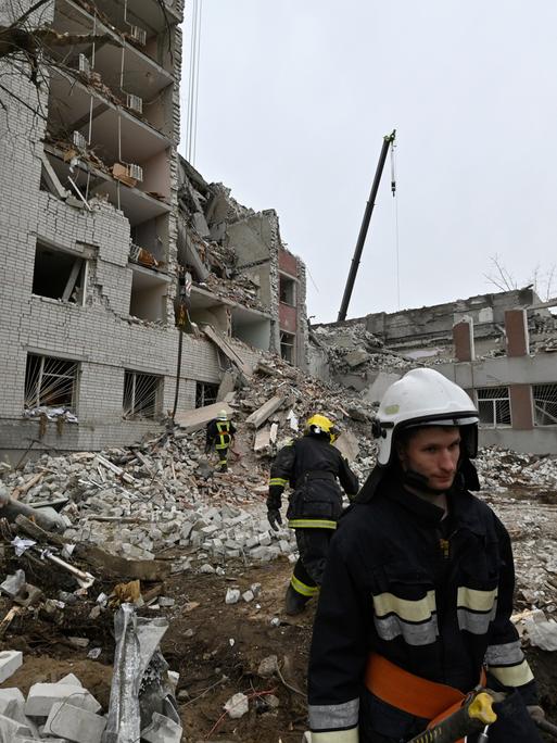 Blick auf ein von einem Geschoss zertrümmertes Haus in der ukrainischen Stadt Tschernihiw.