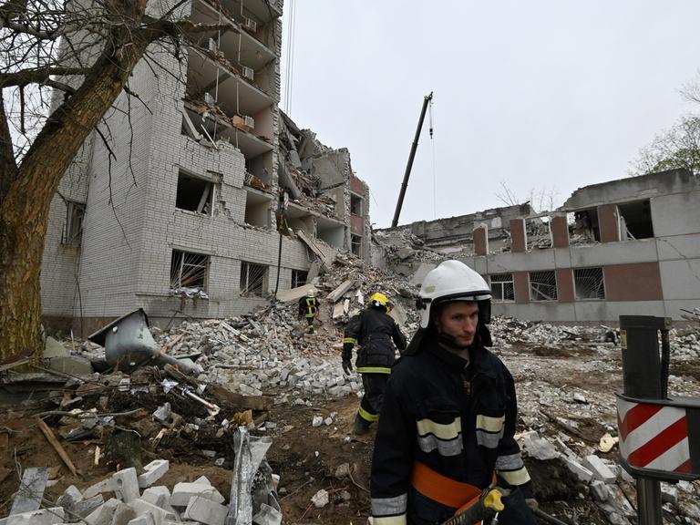 Blick auf ein von einem Geschoss zertrümmertes Haus in der ukrainischen Stadt Tschernihiw.