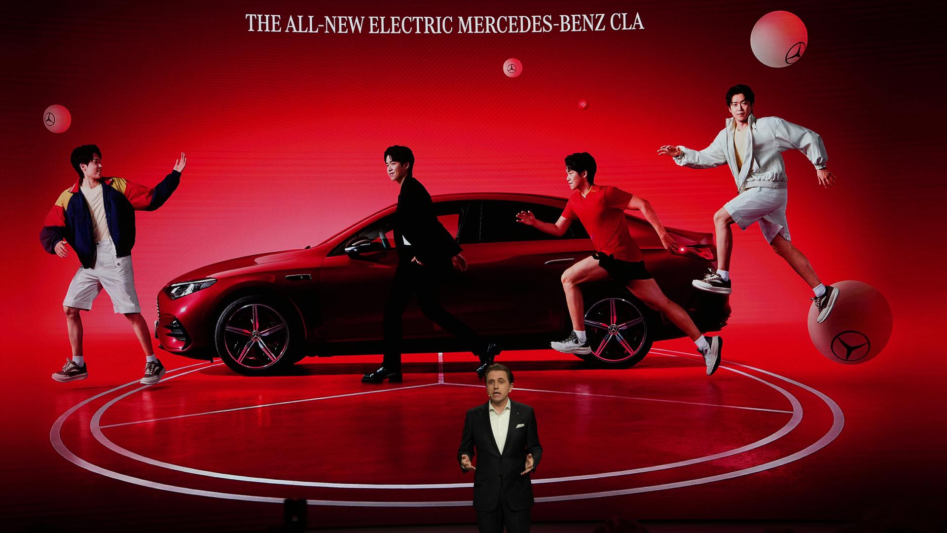 Das Foto zeigt die Präsentation eines neuen Modells von Mercedes auf einer Bühne bei der Messe "Auto China 2026".