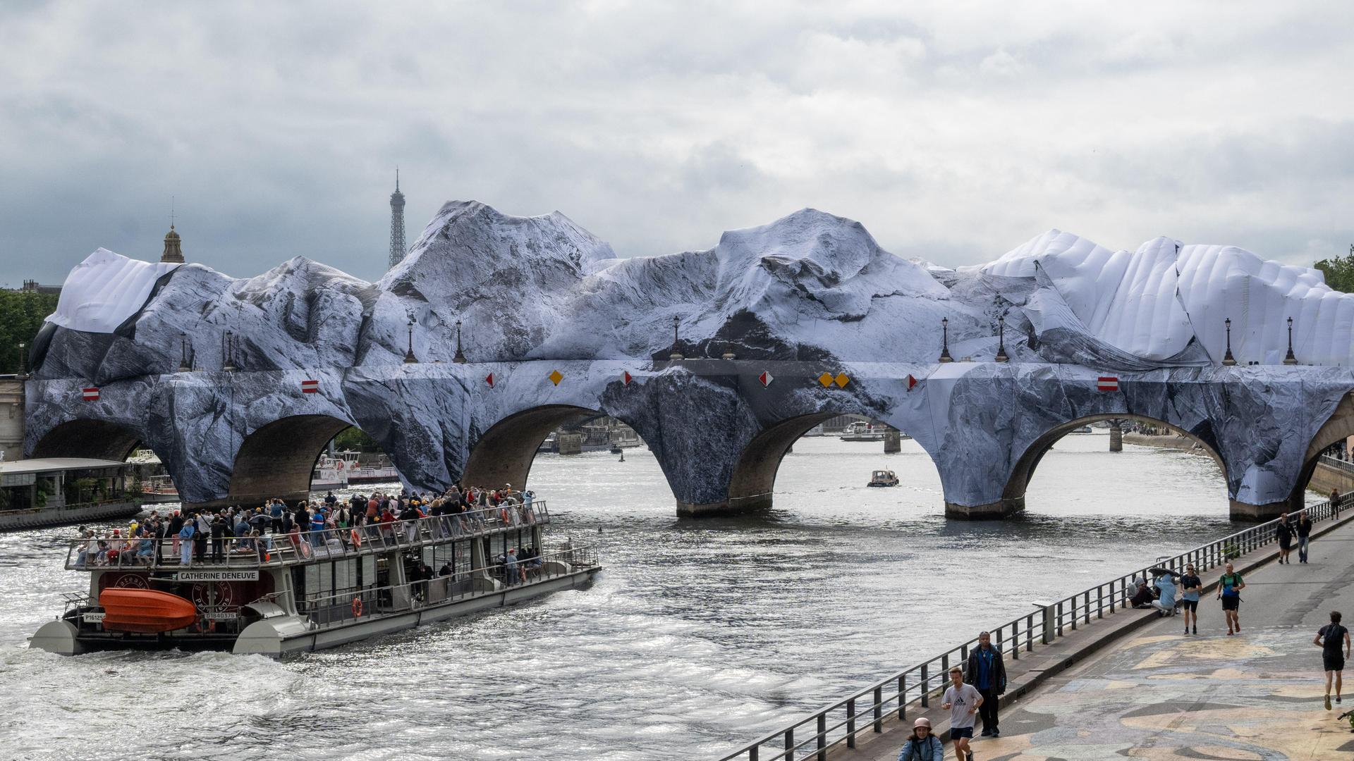 Sturmschäden an der äußeren Leinwand der „Caverne du Pont-Neuf“, Kunstinstallation des französischen Künstlers und Fotografen JR in Paris, Frankreich 