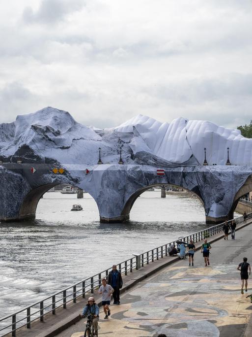 Sturmschäden an der äußeren Leinwand der „Caverne du Pont-Neuf“, Kunstinstallation des französischen Künstlers und Fotografen JR in Paris, Frankreich 