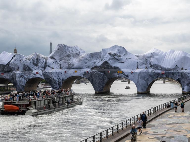 Sturmschäden an der äußeren Leinwand der „Caverne du Pont-Neuf“, Kunstinstallation des französischen Künstlers und Fotografen JR in Paris, Frankreich 