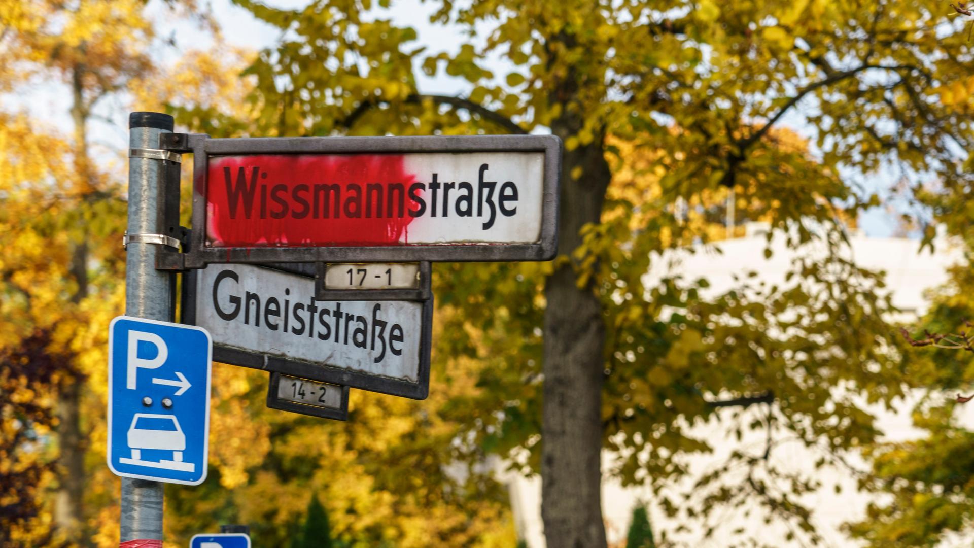 Rot übermaltes Straßenschild der Wissmannstraße in Berlin-Grunewald, Bezirk Wilmersdorf-Charlottenburg. 